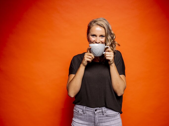 Frau trinkt Kaffee | © Getty Images/Westend61