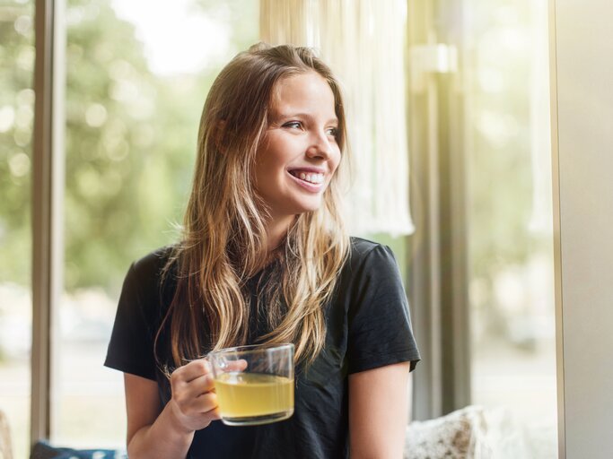 Frau trinkt eine Tasse Ingwertee | © Getty Images/alvarez