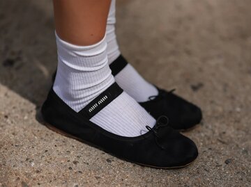 Mary Janes mit weißen Socken getragen | © Getty Images/Jeremy Moeller 