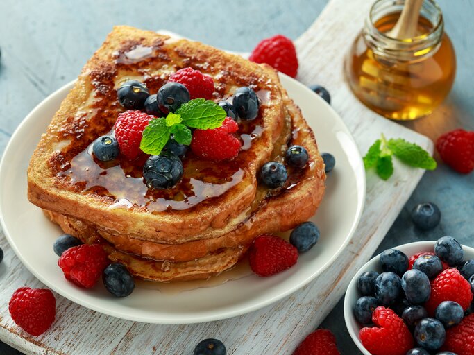 French Toast mit Beeren und Ahornsirup | © DronG/Shutterstock