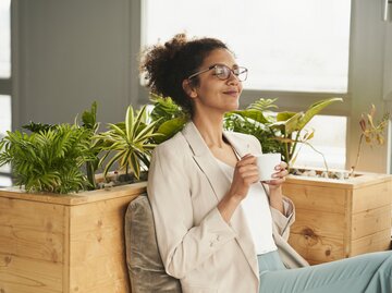 Businessfrau trinkt entspannt Kaffee | © Getty Images/Westend61