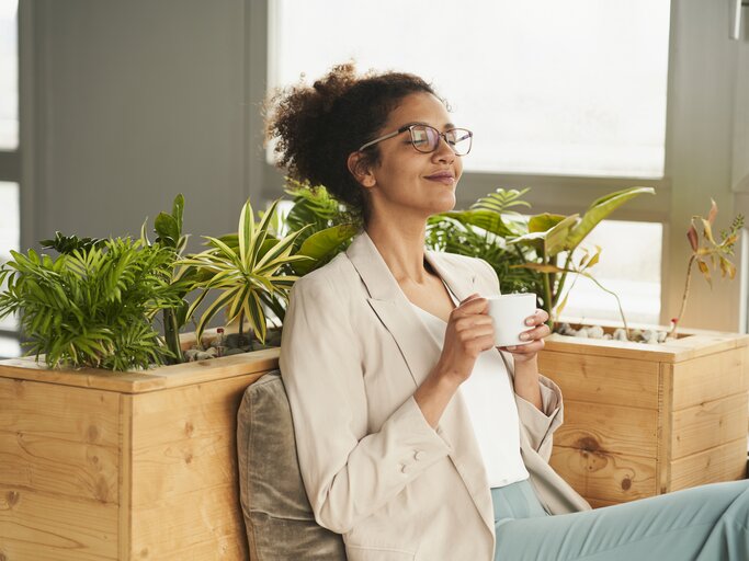 Businessfrau trinkt entspannt Kaffee | © Getty Images/Westend61