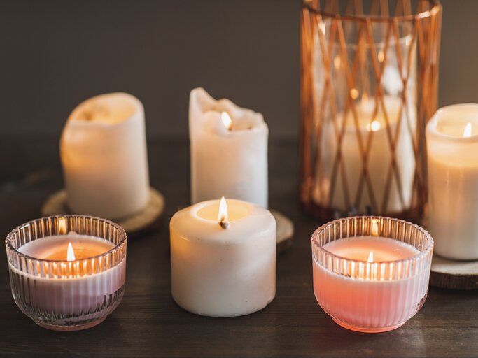 Verschiedene Kerzen, die brennen | © Getty Images/Anastasiia Krivenok