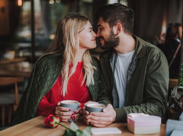 Verliebtes Paar auf einem Date | © Getty Images/YakobchukOlena