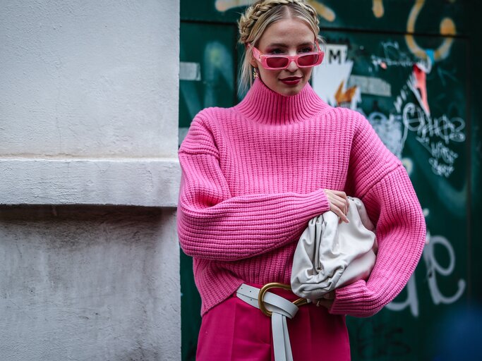 Bloggerin und Influencerin Leonie Hanne in einem kuscheligen Strickpullover in leuchtendem Pink.  | © Mauro Del Signore/Shutterstock.com