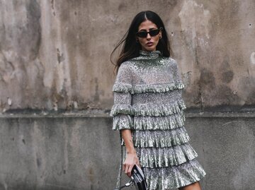 Die italienische Stilikone, Influencerin und Unternehmerin Gilda Ambrosio trägt den angesagten Metallic-Look.  | © Creative Lab/Shutterstock