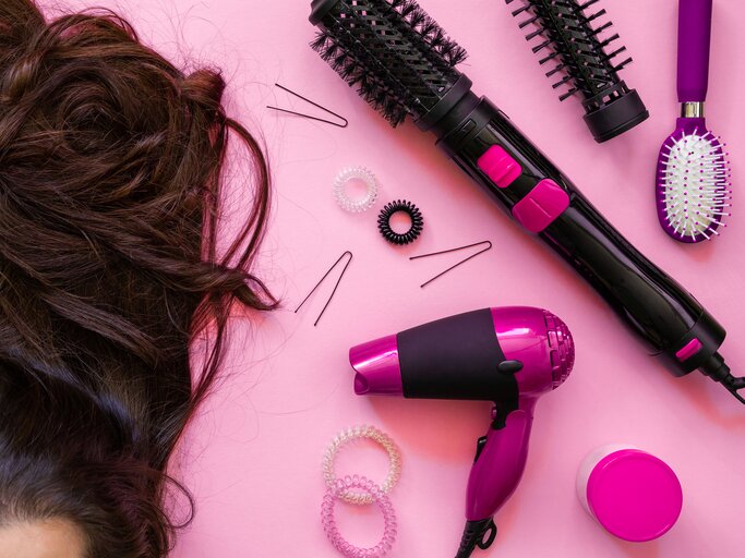 Frau mit langen Haaren und verschiedenen Styling-Tools | © Getty Images/Tatiana Dyuvbanova / EyeEm