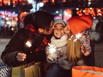 Familie auf einem Weihnachtsmarkt | © HomeExchange