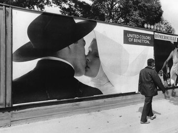 Nonne und Priester küssen sich auf Benetton-Werbeplakat | © Getty Images/brandstaetter images