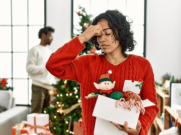 Frau ist frustriert wegen Weihnachtsgeschenk | © Getty Images/	AaronAmat