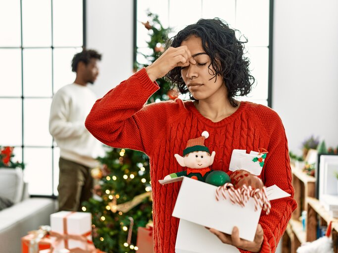 Frau ist frustriert wegen Weihnachtsgeschenk | © Getty Images/	AaronAmat