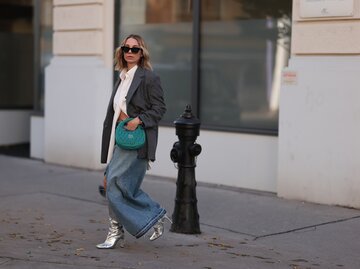 Model trägt Maxi-Jeansrock, Streetstyle-Look | © Getty Images/Jeremy Moeller