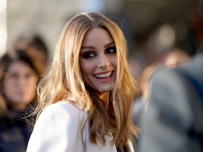 Olivia Palermo trägt lange Haare | © Getty Images/Edward Berthelot 