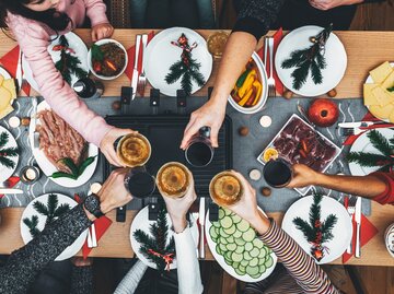 Familie isst Raclette am Silvesterabend | © Getty Images/	golero