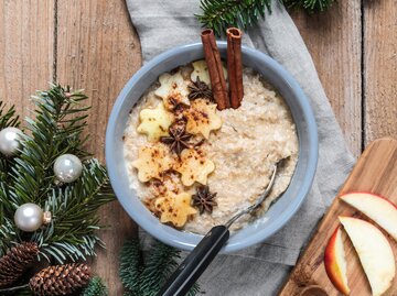 Weihnachtliches Porridge | © Getty Images/MelanieMaya
