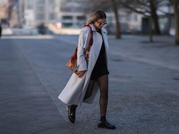 Frau trägt Loafer im Winter | © Getty Imaegs/Jeremy Moeller