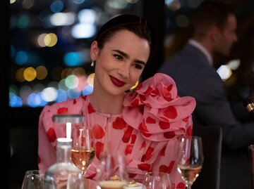 Emily von "Emily in Paris" lächelt | © Netflix