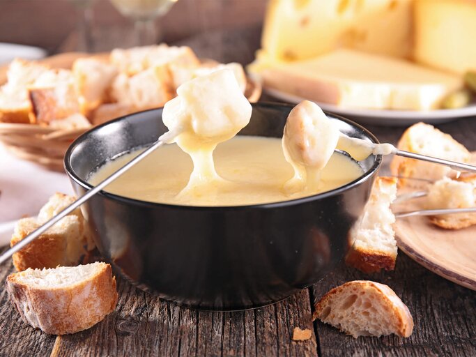 Käse Fondue mit Brot | © Getty Images/margouillatphotos