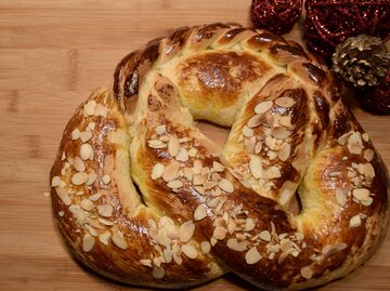 Neujahrsbrezel mit Mandelblättchen | © Getty Images/SkyF