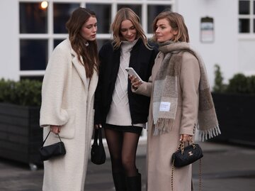 Street Style 3 Frauen  | © Getty Images/Jeremy Moeller