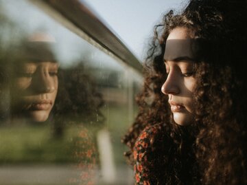 Frau blickt traurig aus dem Fenster | © Getty Images/	Levani Kalmaxelidze / EyeEm