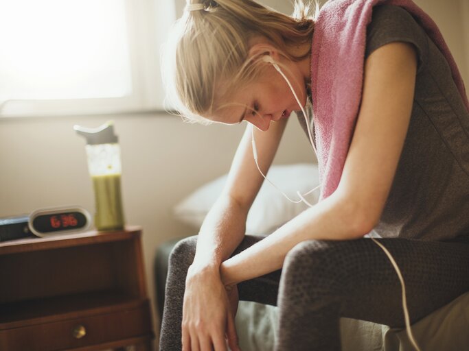 Frau ist müde nach dem Joggen | © Getty Images/	Geber86