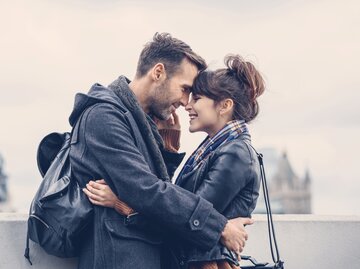 Frau und Mann umarmen sich, romantische Begegnung | © Getty Images/	izusek