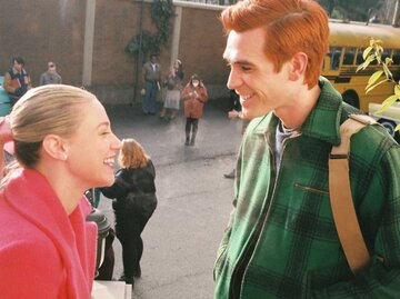 Lili Reinhart (Betty) und KJ Apa (Archie) bei den Dreharbeiten zu Staffel 7 von Riverdale | © Instagram @lilireinhart