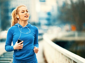 Junge Frau mit Pferdeschwanz geht joggen | © Getty Images/	Dragan Grkic / EyeEm