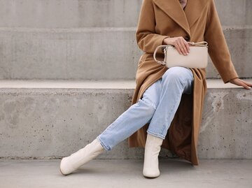 Frau trägt Schuhe in der Farbe Beige | © Getty Images/Liudmila Chernetska