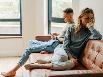 Paar sitzt zerstritten auf der Couch | © Getty Images/	Ilona Titova / EyeEm