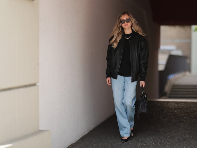 Model Isabelle Hartmann trägt eine blaue Baggy Jeans | © Getty Images/	Jeremy Moeller 