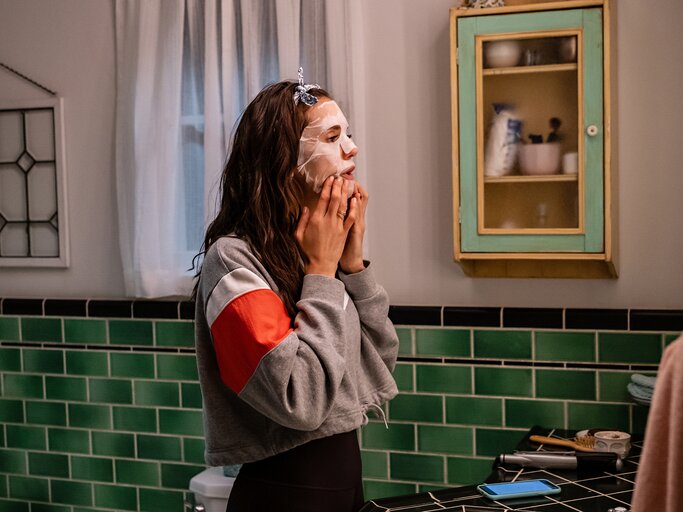 Nina Dobrev trägt Gesichtsmaske im Film "Love Hard" | © Netflix