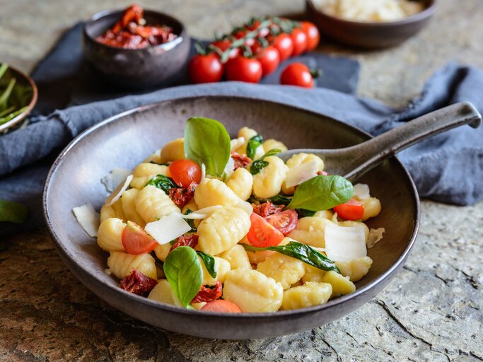 Gnocchi Salat  | © Shutterstock.com/NoirChocolate