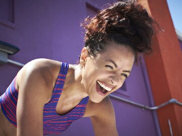 Glückliche Frau beim Sport | © Getty Images/	BROOK PIFER
