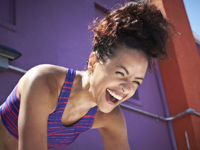 Glückliche Frau beim Sport | © Getty Images/	BROOK PIFER