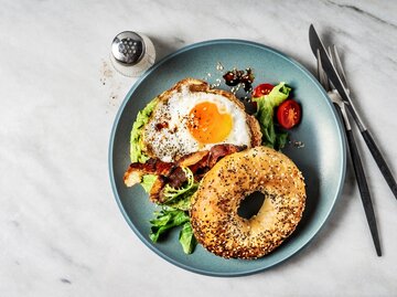 Bagel mit Spiegeleier und Avocado | © Getty Images/	Claudia Totir