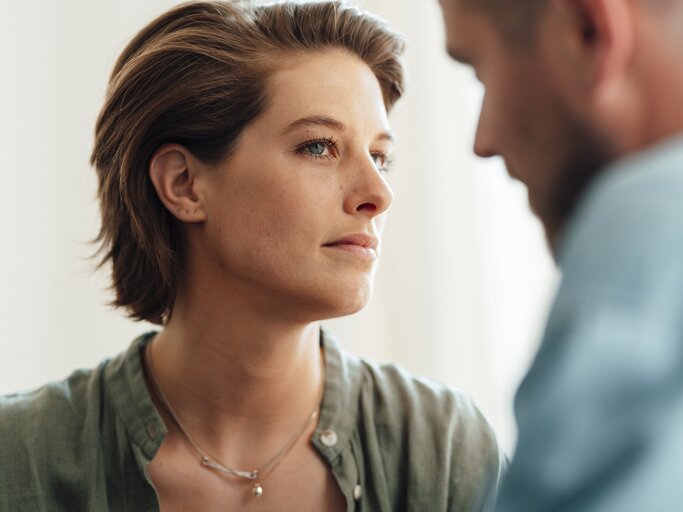 Frau blickt misstrauisch Mann an | © Getty Images/Westend61