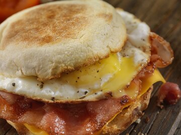 Cheeseburger Muffin mit Käse  | © Getty Images/	LauriPatterson