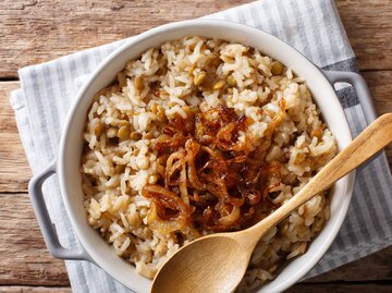 Mujaddara Reis mit Linsen und gebratenen Zwiebeln  | © Getty Images/	ALLEKO