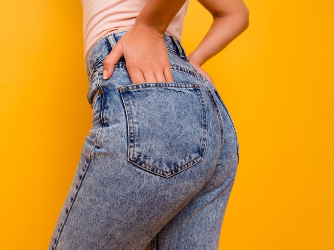 Frau trägt eine figurbetonte helle Jeans | © Getty Images/	Deagreez