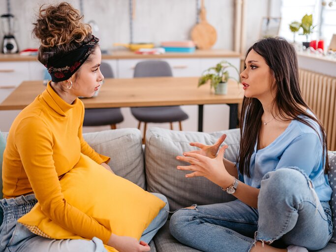 Zwei Freundinnen führen ein ernstes Gespräch. | © Getty Images/	urbazon