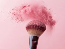 Rouge-Pinsel vor rosa Hintergrund | © AdobeStock/pornsawan/Mit KI generiert