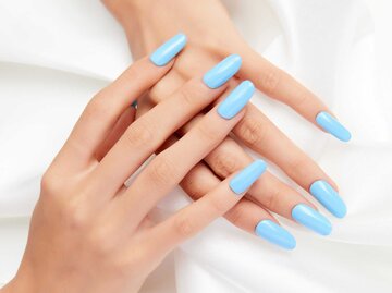 Hellblaue Nägel vor einem weißen Hintergrund | © Adobe Stock/Natalie Portman/Wirestock