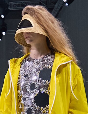 Runway-Look von Prada mit gelbem Windbreaker | © Launchmetrics/Spotlight