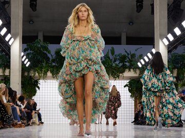 Models mit Blumenkleidern auf dem Laufsteg von Chloé | © Getty Images/Peter White