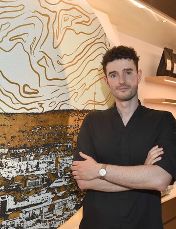 Tim Bengel steht vor seinem Kunstwerk | © IQOS