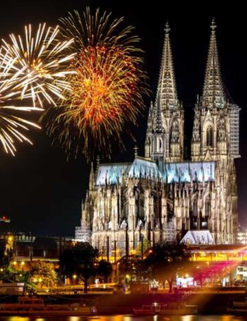 Kölner Dom vor Feuerwerk | © Adobe Stock / Comofoto