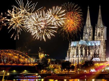 Kölner Dom vor Feuerwerk | © Adobe Stock / Comofoto