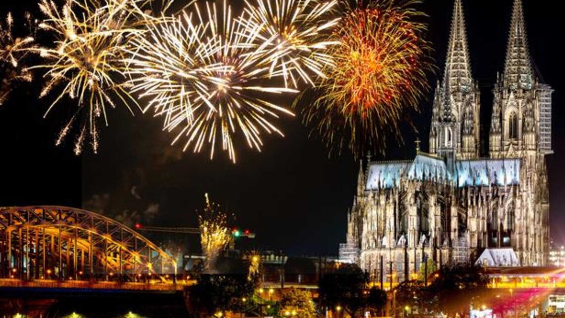 Kölner Dom vor Feuerwerk | © Adobe Stock / Comofoto